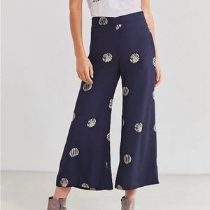 Urban Outfitters Silence + Noise Navy Dot Extreme Cropped Kick Flare Pant size 2